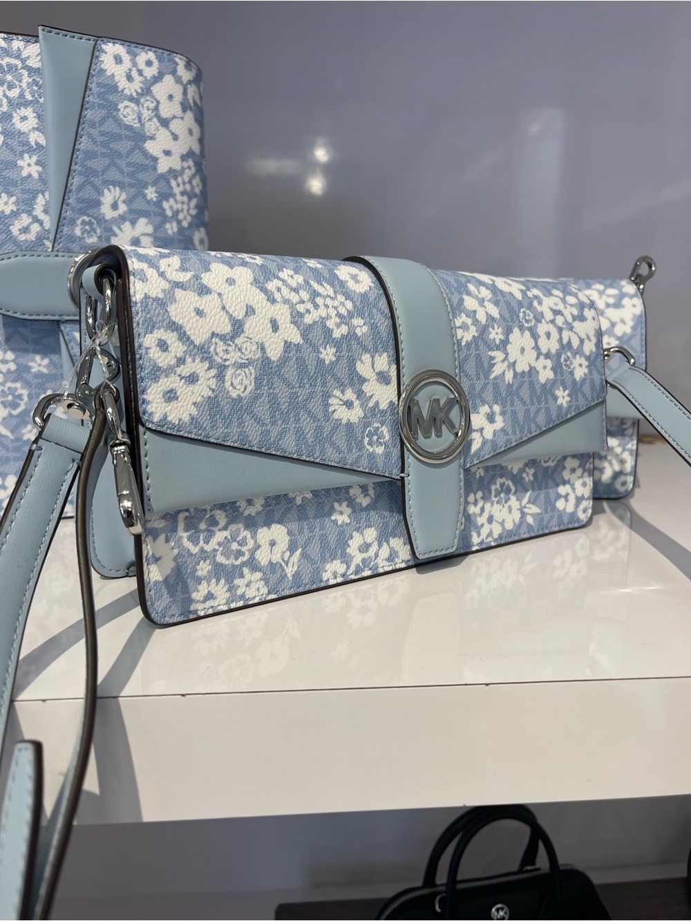 MICHAEL KORS Greenwich Md Printed Signature Logo Convertible Shoulder
Pale Ocean - Picture 2 of 16